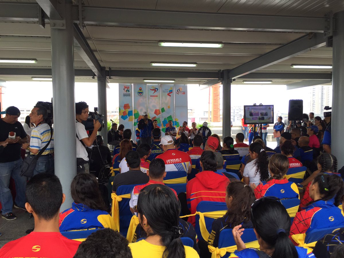 Acto becas atletas. Recursos del fondo <a href="/pinfantepsuv/">Pedro</a> <a href="/MervinMaldonado/">Mervin Maldonado</a> <a href="/JalejandroTeran/">José Alejandro Terán</a> <a href="/NicolasMaduro/">Nicolás Maduro</a>