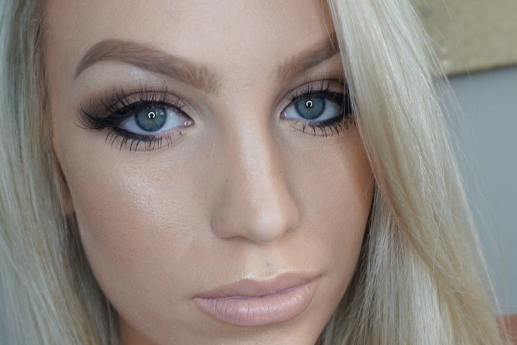Cjeter13's tweet photo. @norvina1  ABH shadows and Brow Definer https://t.co/OzQDf8qH5V