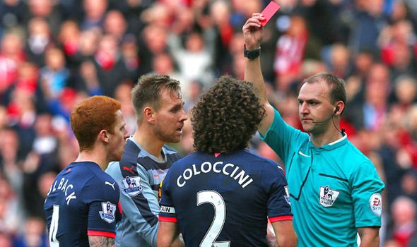 snktoon's tweet photo. Madley in charge at St.Mary's this weekend. Hope he doesn't present Southampton with another gift. #cluelessref https://t.co/M1IiWyqpse