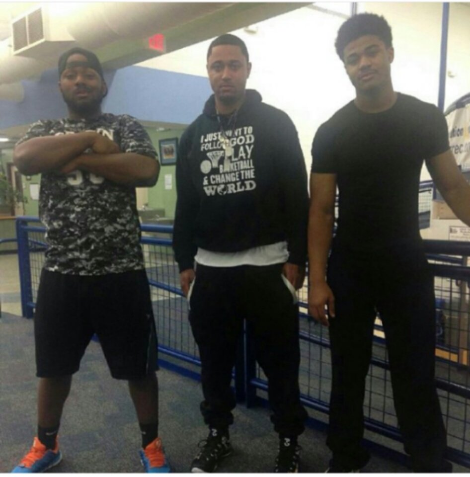 JalenPhoenix1's tweet photo. Three brothers like the Wood. https://t.co/kRPSMIy1h5
