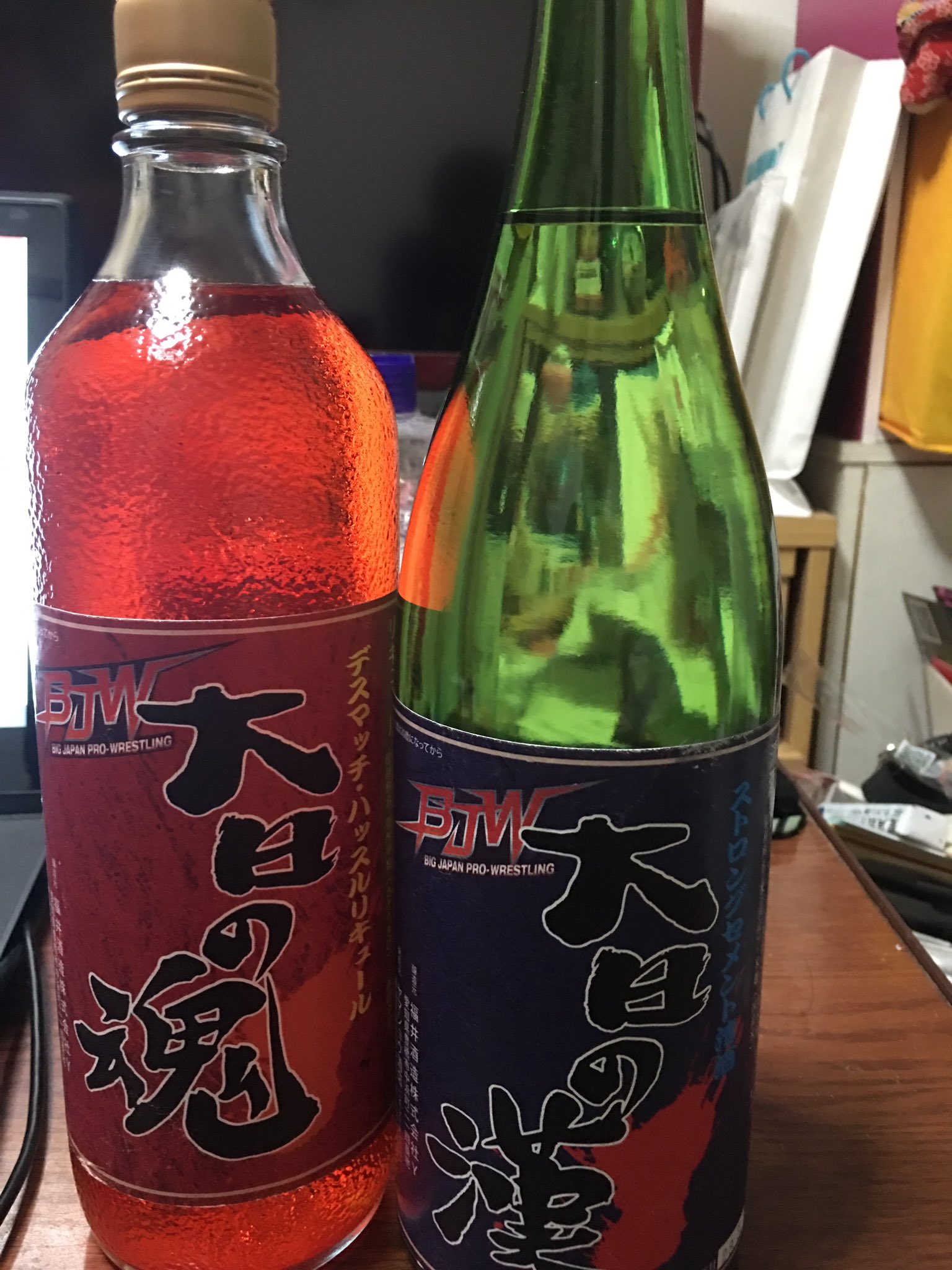 تويتر 八幡カオル 写真集 半熟 発売中 على تويتر びっくり 地元の酒屋さんが 大日本プロレスのお酒を造っておりました 驚きです しかも送って頂きました キャー 大日の漢が日本酒 大日の魂が焼酎 赤いのは唐辛子が入ってるからみたい 後楽園