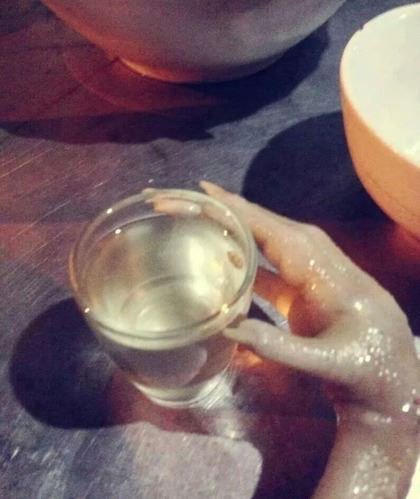 Franckencoree's tweet photo. Quand tu bois du soju avec une poulette !
 #seoul  #soju #Korea https://t.co/DXF3EglbJD