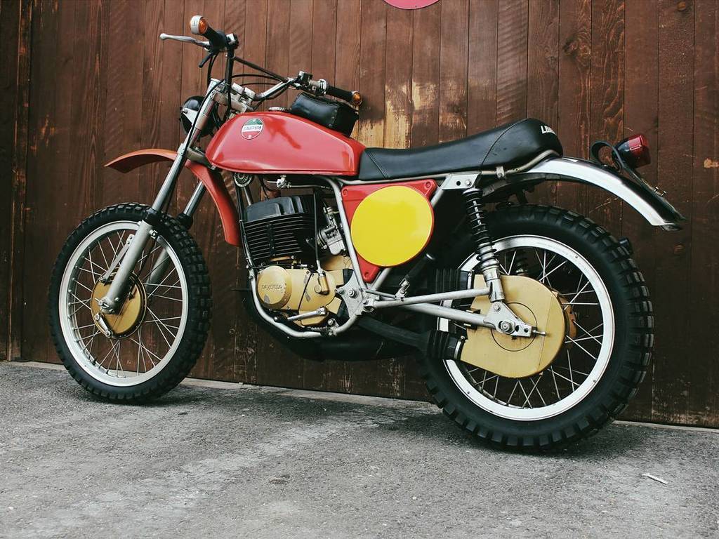 Moto_Incendio's tweet photo. New Company Ride! #Laverda #chott #250 #smoker #vintagecross #rare #1975 #classicbikes #boner #masterfun #motoincen… https://t.co/F3x7juynzy