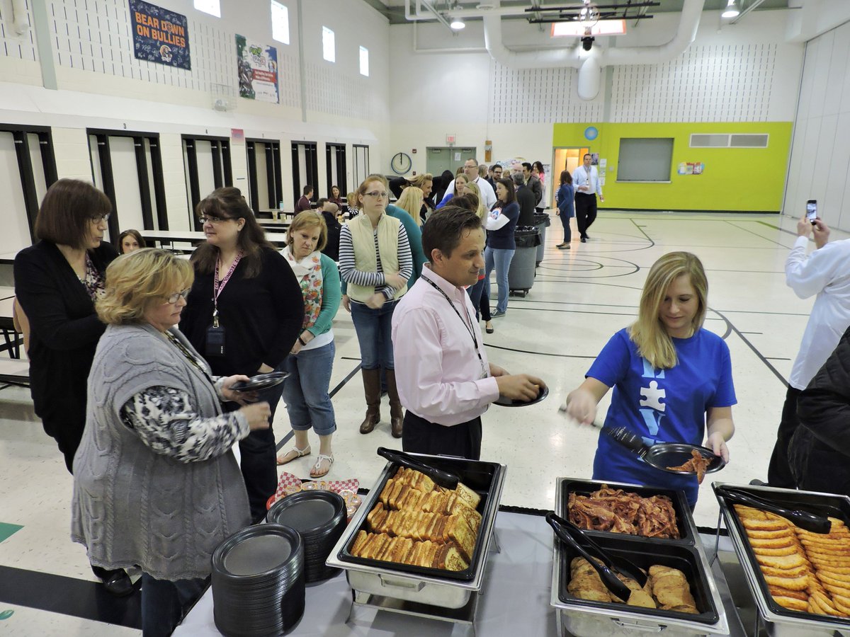 d202schools's tweet photo. @Dist202_Supt admin staff serve breakfast to #MeadowviewES in support of UW of Will County https://t.co/dCmvJPOjrr https://t.co/Yi7yqyNTZg