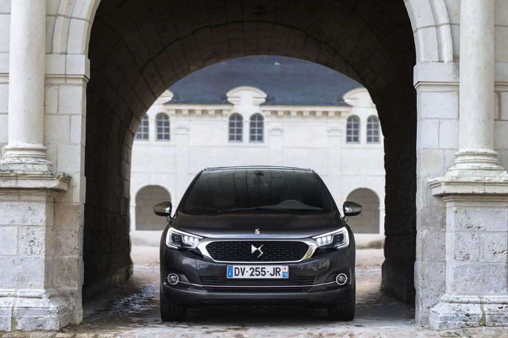 ds_automobiles's tweet photo. #NewDS4: Make an appropriate entrance. https://t.co/difLOxIEEw