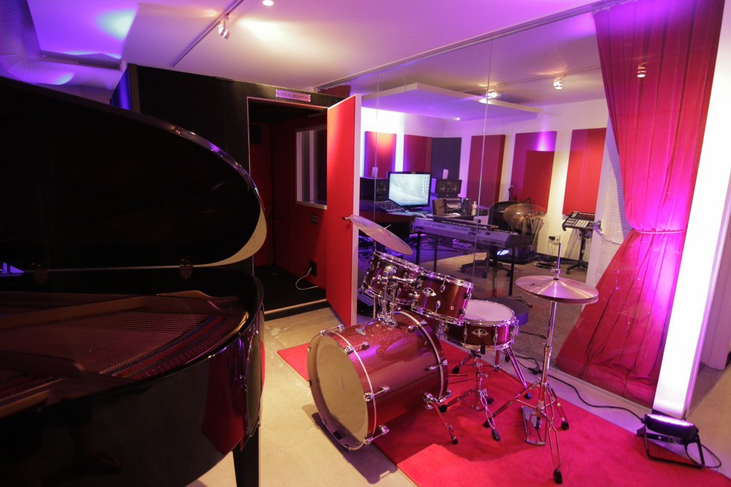 yourmusicompany's tweet photo. #YMCstudio is more than a #RecordingStudio! Head 2 https://t.co/2109yZSfDJ #BookNow! #highQuality #westLA #bestPrice https://t.co/PIaz8dbOaD
