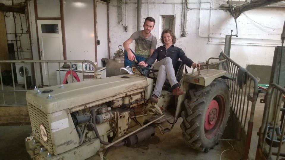 'Er lopen hier ook koeien maar daar trekker wij ons natuurlijk niets van aan'
#vroegerspeeldewegewooninschuren