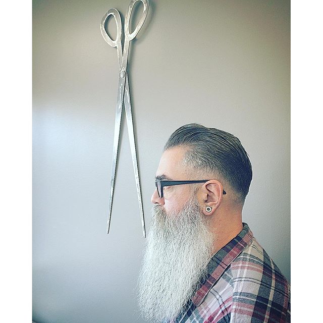 Suavecitopomade's tweet photo. Damn, talk about an epic beard! @mybeyondlooks cleaned up the beard and gave him a firme cut so he stays sharp. https://t.co/wdNRXH8XII