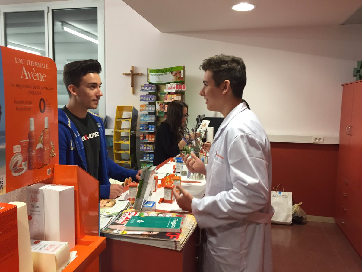 CoronasInma's tweet photo. @SolcNou 
#eduquemambsentit 
Customer and chemist role play https://t.co/oWSfp6ypis