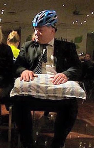 Ladies and gentlemen, I present to you: The new prime minister of iceland! 
#thatwentwell #cashljós #panamapapers