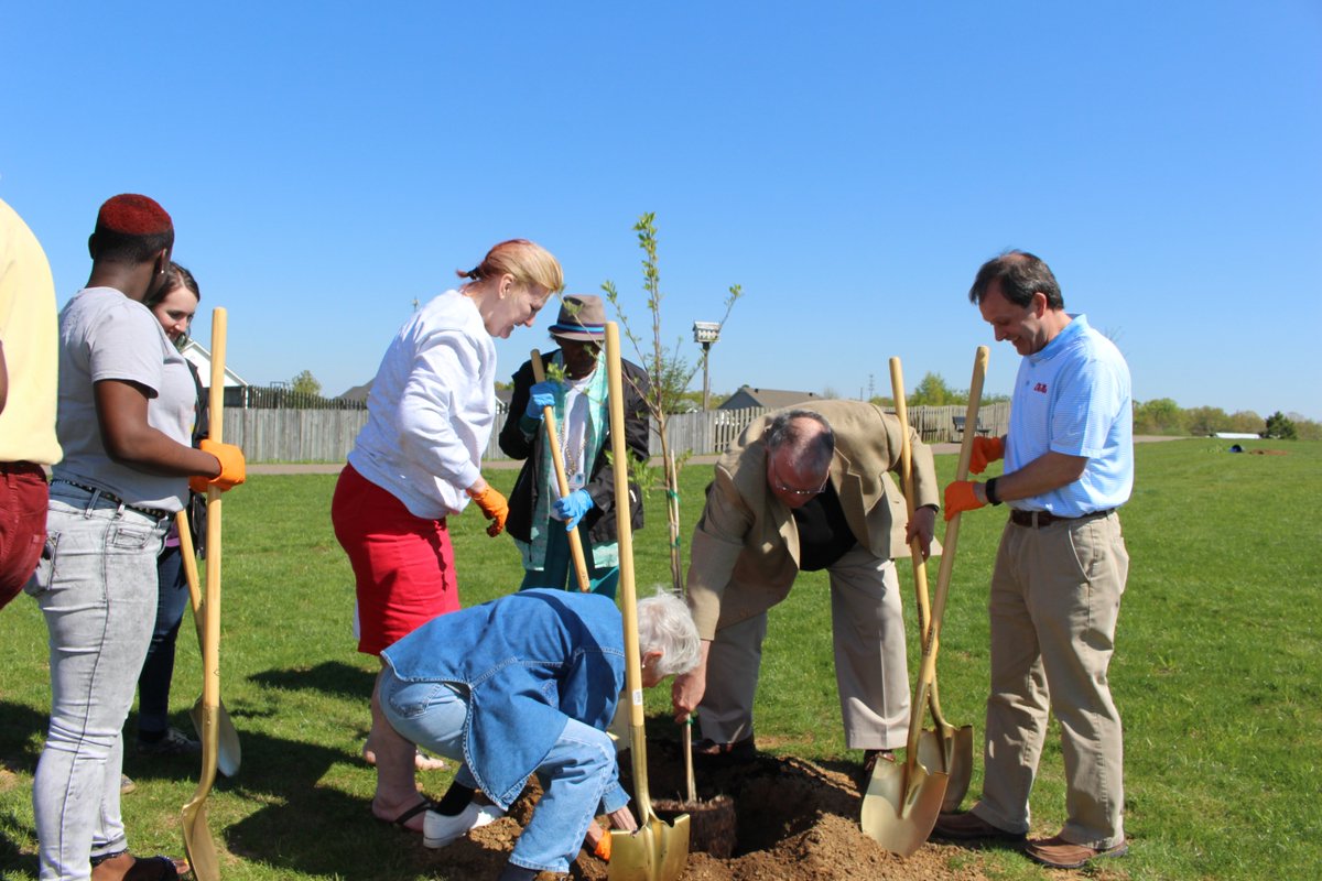 NorthMSVISTA's tweet photo. Thanks to Mayor Patterson of @cityofoxford and everyone else who planted trees with @OxfordVolunteer! #Mayor4Service https://t.co/rjX4g0RzRz