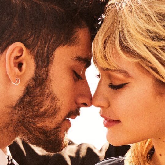 UpdatesZMalik's tweet photo. They look so in love. https://t.co/GA5DpnvfxJ