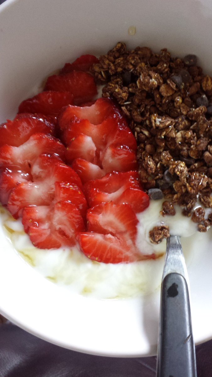 MPluku's tweet photo. Yogurt honey strawberries cacao granola mix #Nom #healthysnacks #yummy #delishandnutrish #eatgoodfeelgood #6mealdays https://t.co/S7bh6TgxzZ