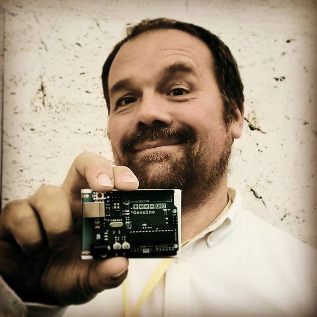 insta_arduino's tweet image. ift.tt/1PSngpG - Massimo Banzi with one of the first #Genuino Uno! #arduinocc #a… ift.tt/1TAlnoG
