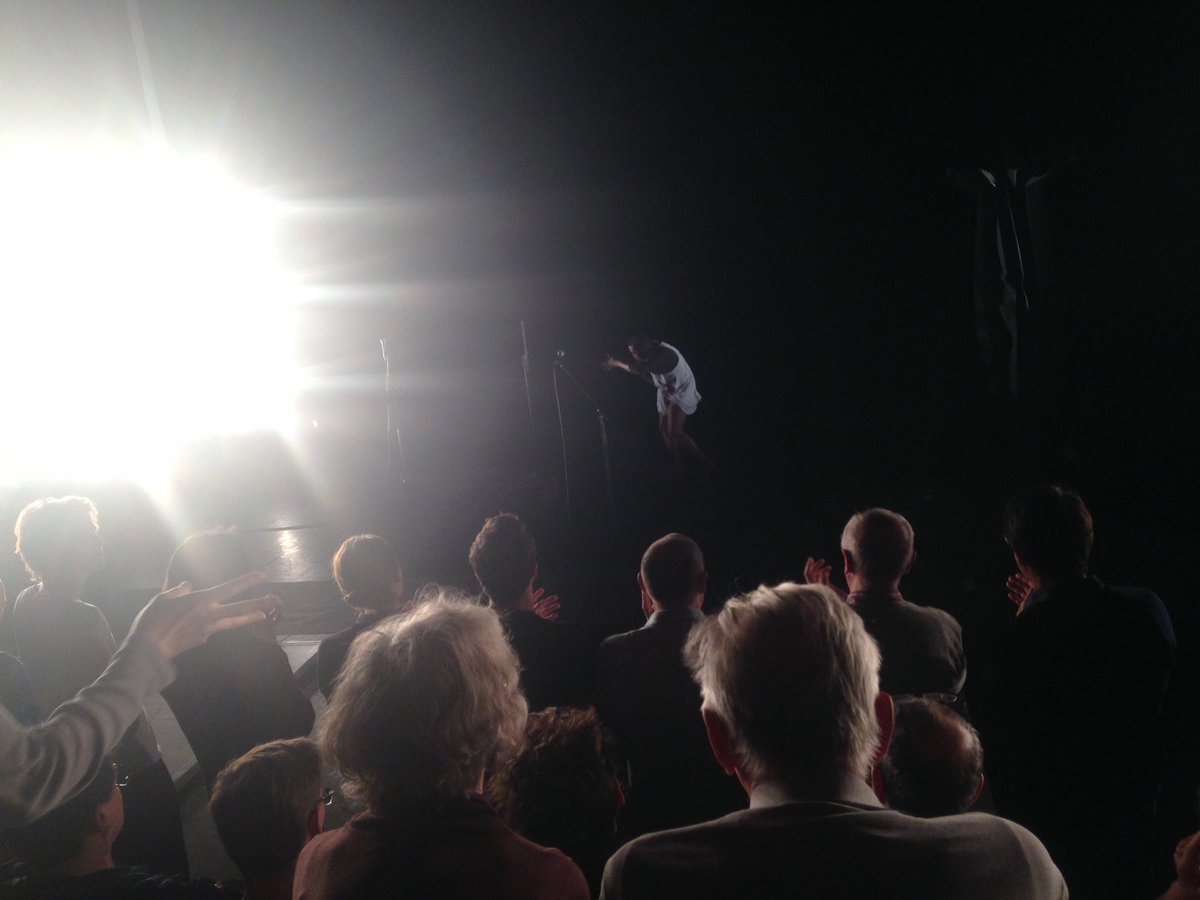 CritiquesT's tweet photo. Il faisait chaud ce soir @LE_CND tout le monde était debout pour l'Antigone Sr enflammée et enflammante de T.Harrell https://t.co/YVRmqZLNrG