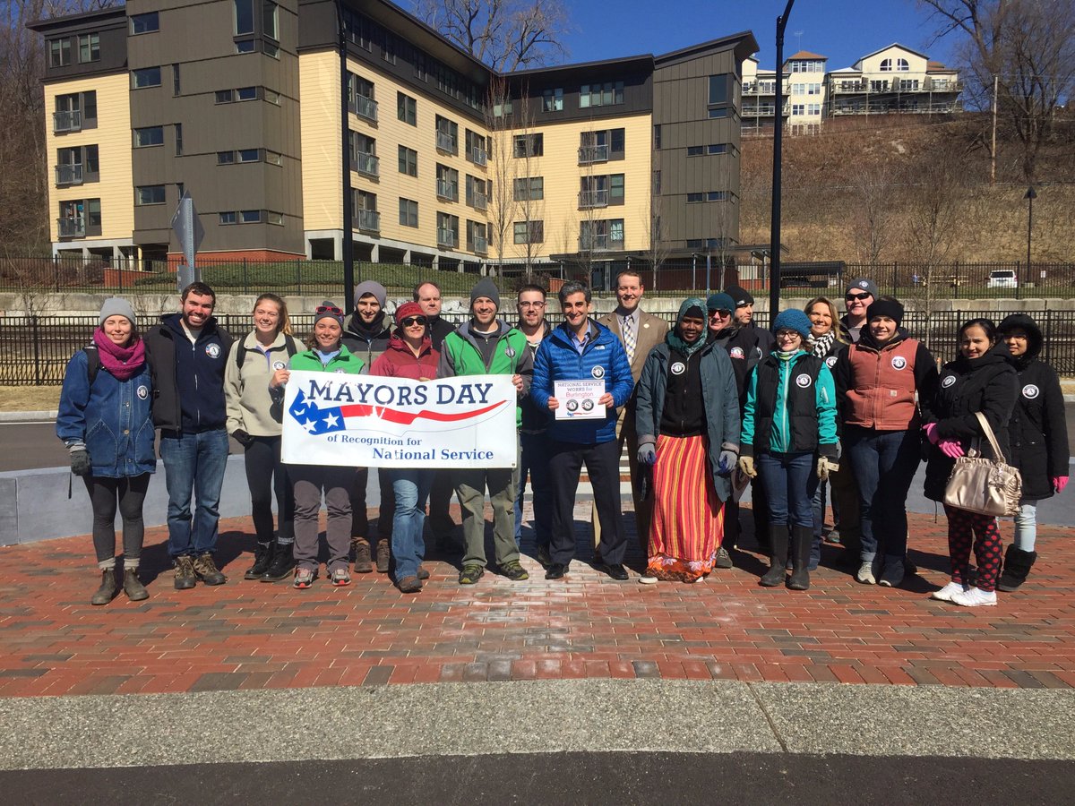 Thanks <a href="/MiroBTV/">Miro Weinberger</a> 4 being a #mayor4service &amp; issuing a proclamation w/ all #VT mayors saying so! <a href="/ECOAmeriCorps/">ECO AmeriCorps</a>