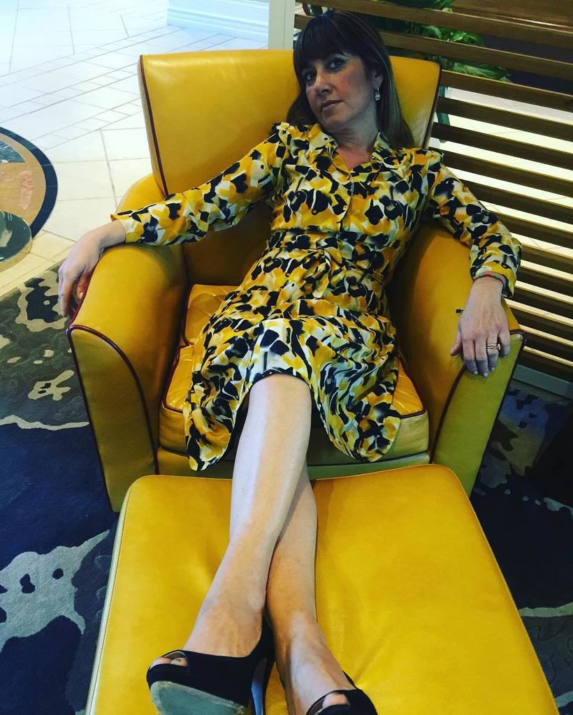 SilviaBaracchi's tweet photo. La signora in giallo! Qualche volta faccio la detective... Normalmente cucino e bevo vino in compagnia. #americanda… https://t.co/cM5vNLt62d