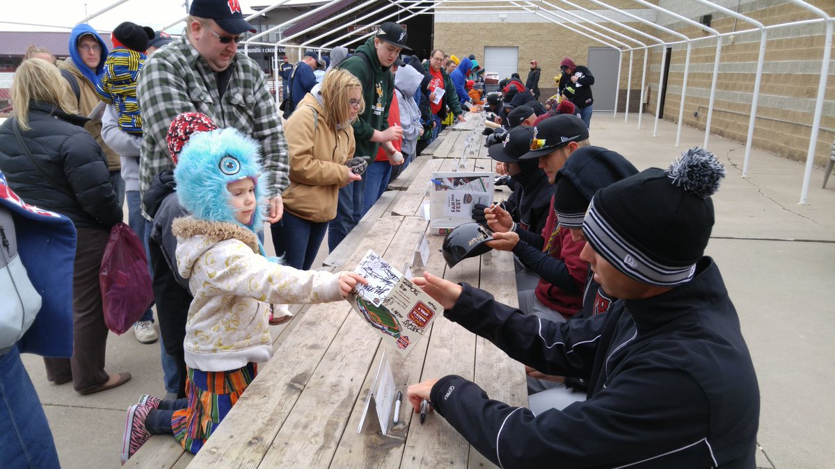 sthomas_10's tweet photo. @castingajig, great day for autographs. ;) https://t.co/FPhAoU3pzg