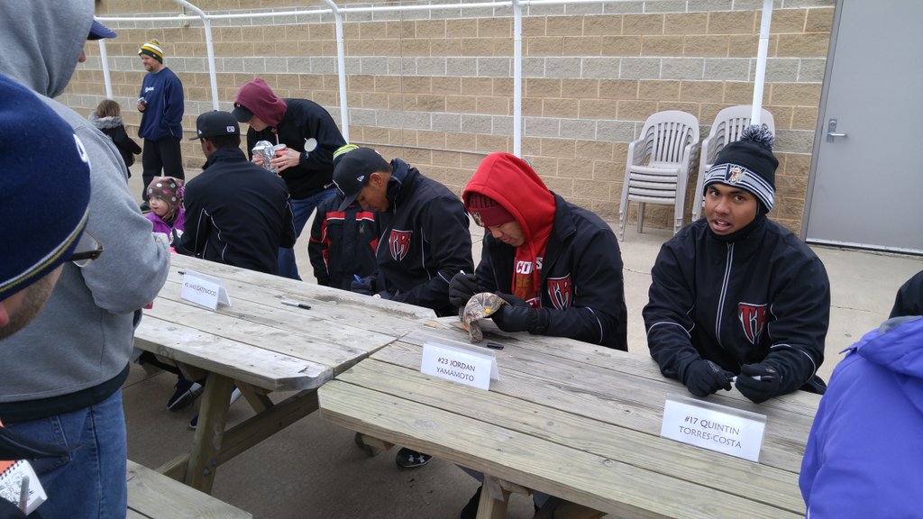 sthomas_10's tweet photo. @castingajig, great day for autographs. ;) https://t.co/FPhAoU3pzg