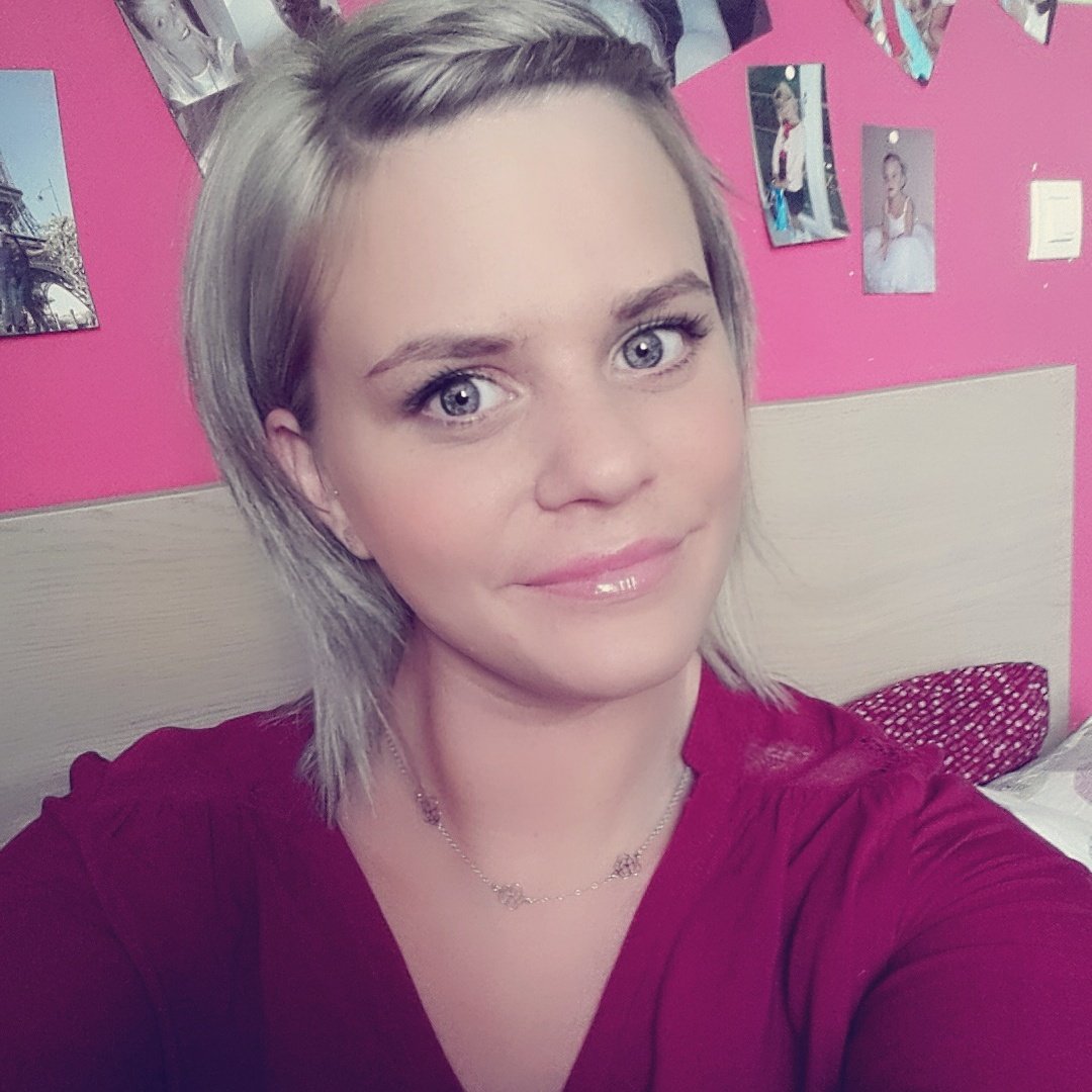 manonsecret9's tweet photo. Coucou les loulous  manon vous fait de gros gros bisou😙❤💋 ( sa soeur ) https://t.co/3cSbcpmo1J