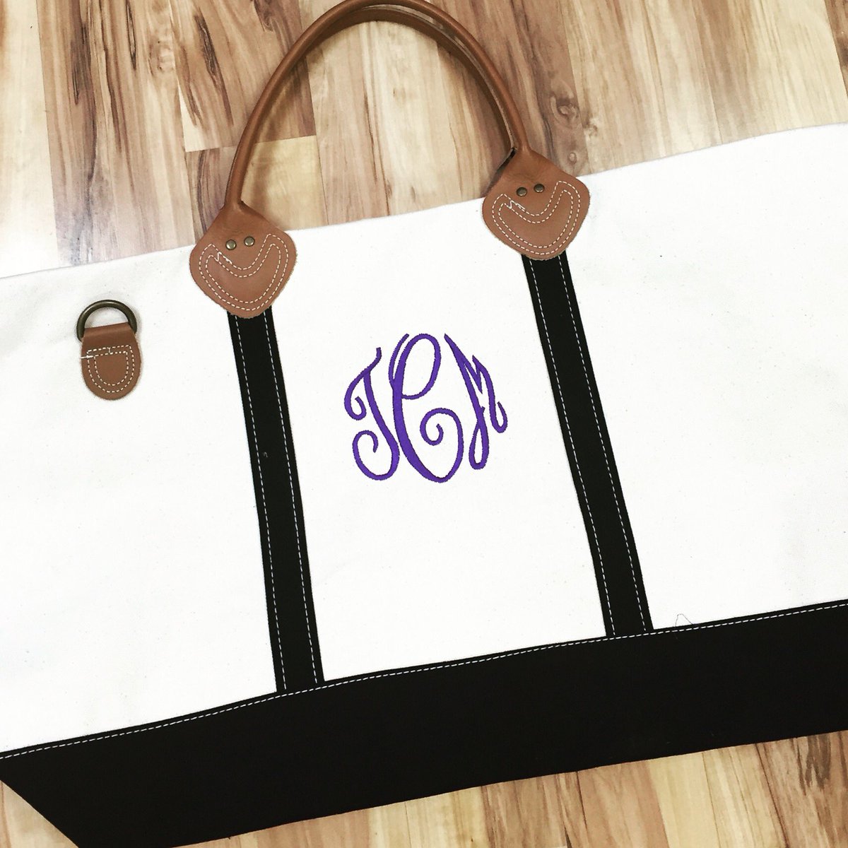LegacyMonograms's tweet image. Perfect for a #weekend #getaway 💜 #monogram #travel #Dallas #DFW