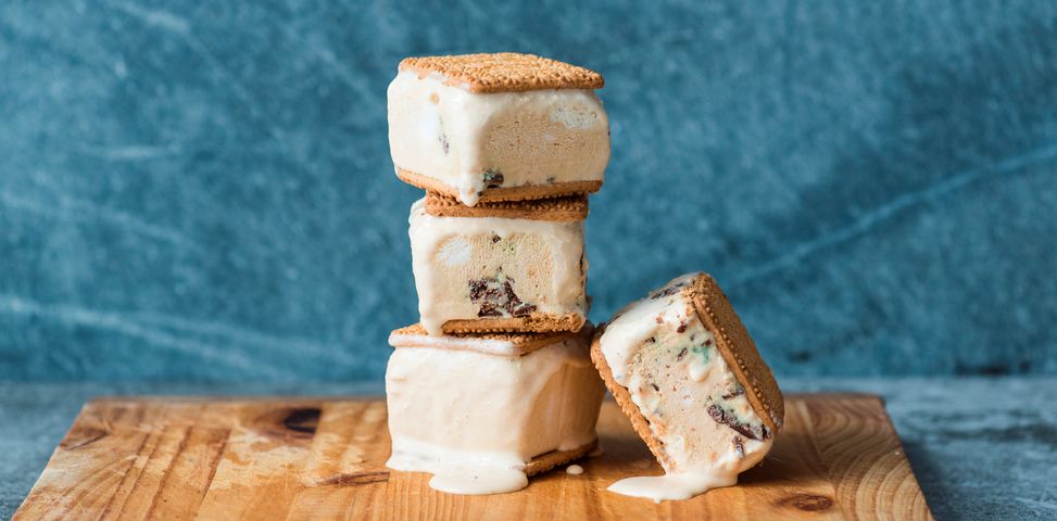 SundayTimesZA's tweet photo. WATCH how to make scrumptious Peppermint Crisp ice cream sandwiches https://t.co/HBVcxDLHni https://t.co/wgPpgUkB1z