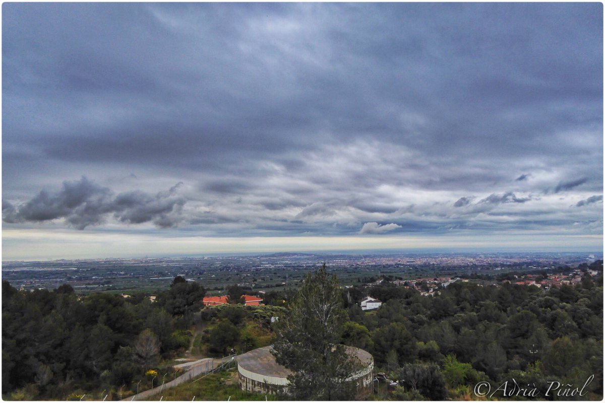 AdriaPinol's tweet photo. Acabem el dia amb núvols fotogenics i fantasmagòrics. A #Almoster avui 32.6mm, a l'eposodi 45.8mm #324eltemps #meteo https://t.co/zABGBmUWFz