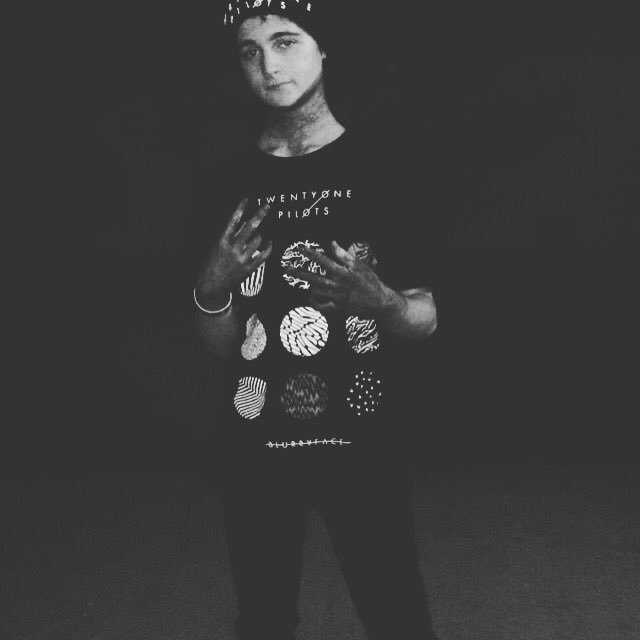 Siris56's tweet photo. My name's Blurryface #myFBRstylecontest https://t.co/bPEv0zZkvL