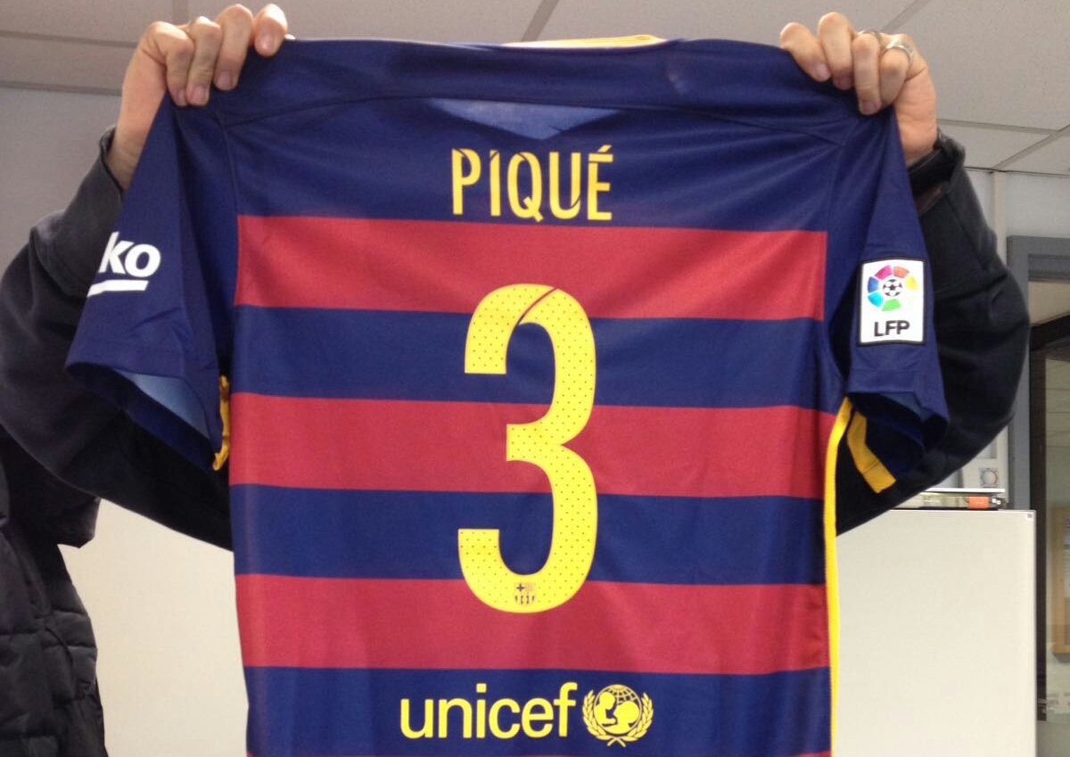 RT i FOLLOW si vols la samarreta de <a href="/3gerardpique/">Gerard Piqué</a>! #FCBLive #elmillorcentraldelmon
