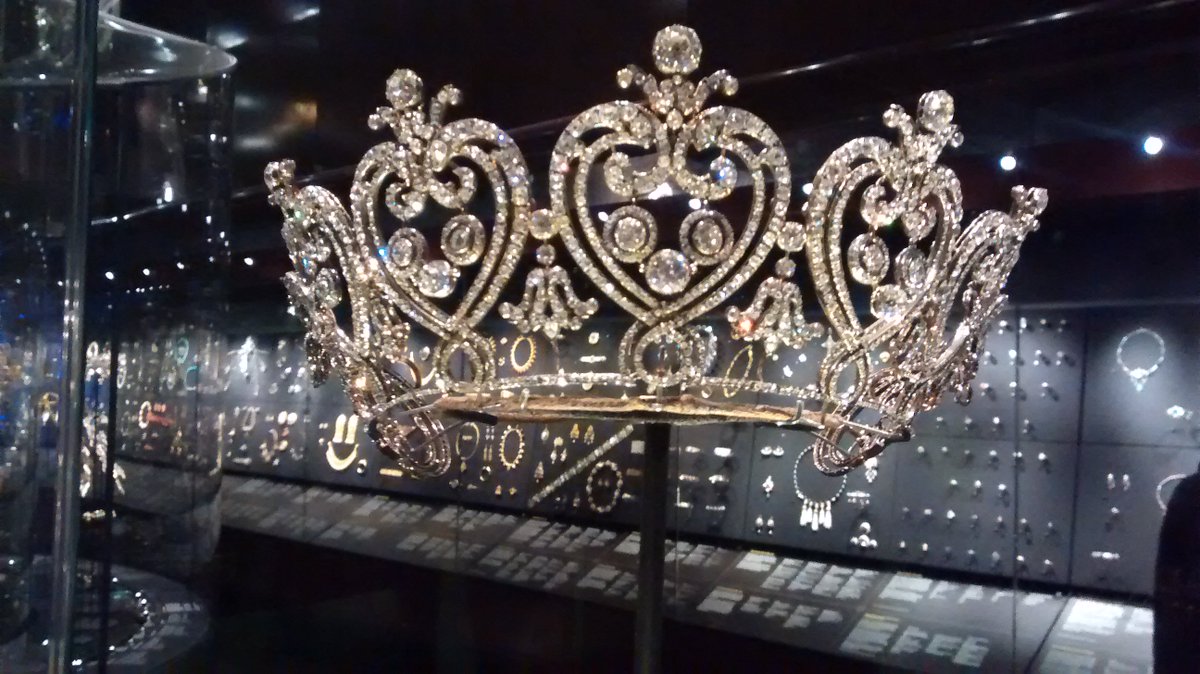 Scarfie1's tweet photo. @The_Lowry @tiffanysonstage #WINBaT I LOVE The Manchester Tiara it's just stunning and I'd love to own it's a beaut! https://t.co/rJrMnSYYlU