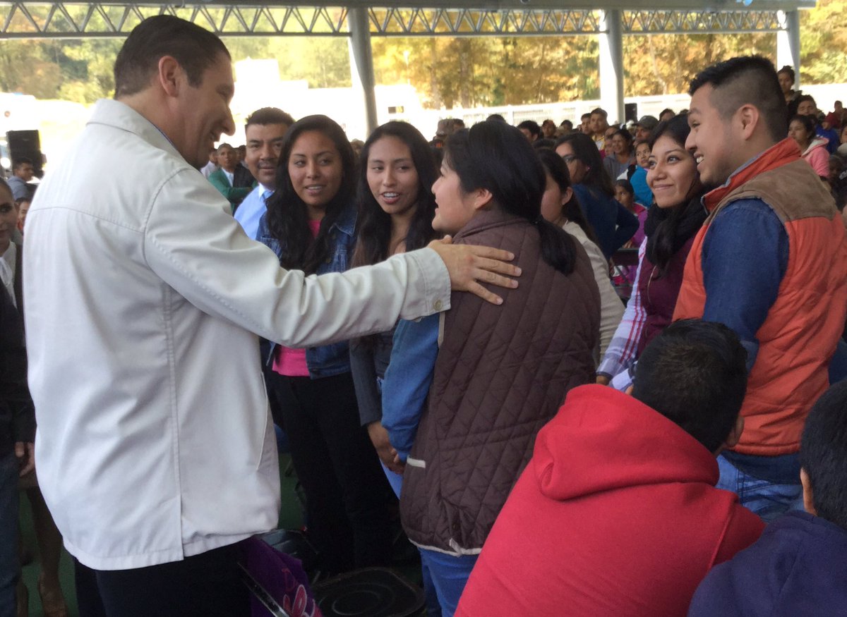 RafaMorenoValle's tweet photo. Estoy en reunión de trabajo con profesores, alumnos y padres de familia del @teczacapoaxtla. #Puebla https://t.co/R3SgTQf4tk