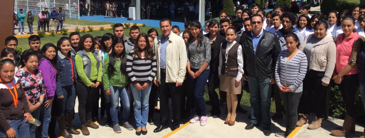RafaMorenoValle's tweet photo. Estoy en reunión de trabajo con profesores, alumnos y padres de familia del @teczacapoaxtla. #Puebla https://t.co/R3SgTQf4tk