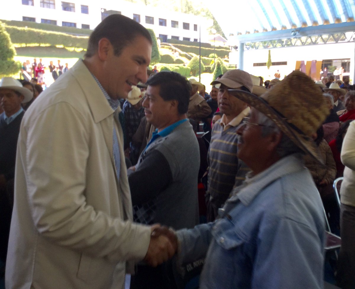 RafaMorenoValle's tweet photo. Estoy en reunión de trabajo con profesores, alumnos y padres de familia del @teczacapoaxtla. #Puebla https://t.co/R3SgTQf4tk