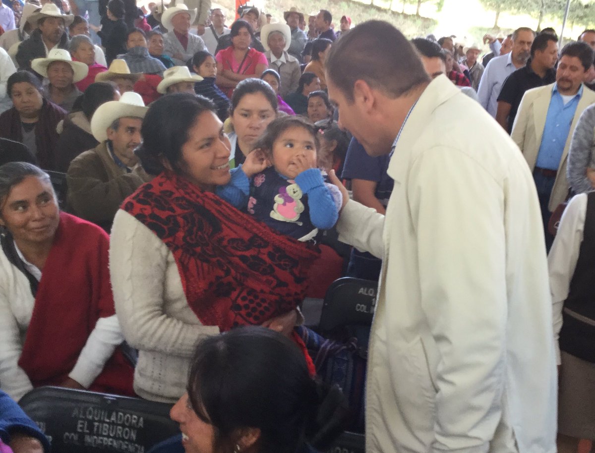 RafaMorenoValle's tweet photo. Estoy en reunión de trabajo con profesores, alumnos y padres de familia del @teczacapoaxtla. #Puebla https://t.co/R3SgTQf4tk