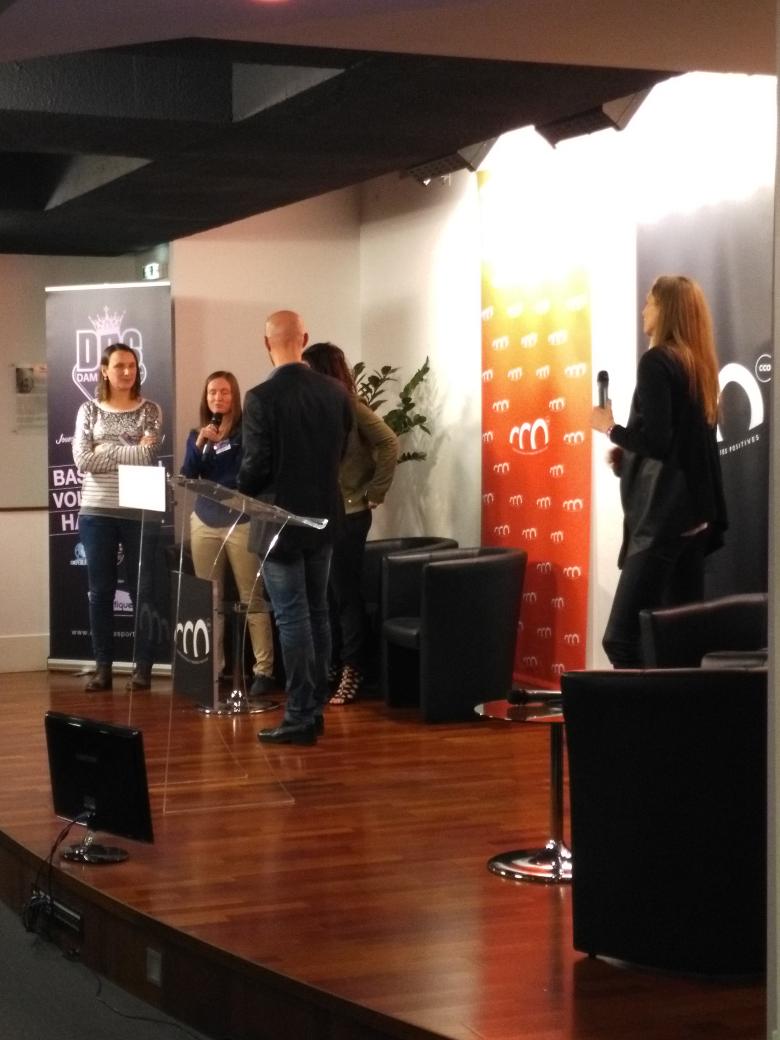 DameDeSport's tweet photo. Les actrices-sportives des vidéos "Et si on arrêtait les clichés sur le sport féminin" réunies ! #SoiréeDDS https://t.co/qvBBBz60Bz