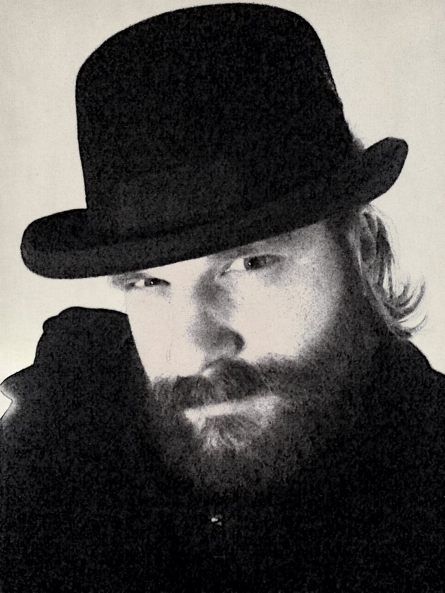 Gronkh's tweet photo. @xPandorya Ich weiß nicht, wovon Sie reden, gnädige Frau :D

#BartSpencer https://t.co/nvWsbg2QR2