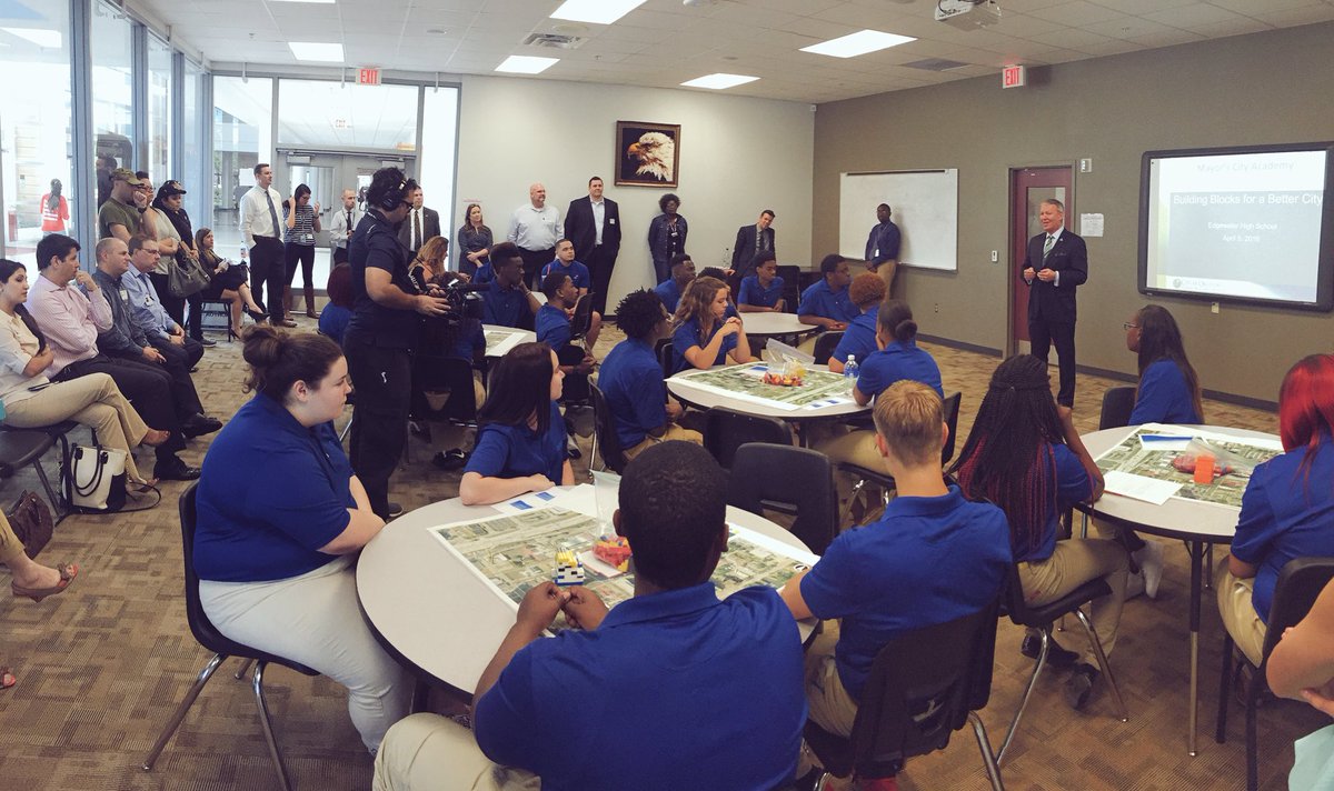 OppJobsAcademy's tweet image. Our mayor has finally arrived, welcome @orlandomayor Buddy Dyer! 👔🏆🎥📸✔️😬 #EdgewaterHighSchool #OJA