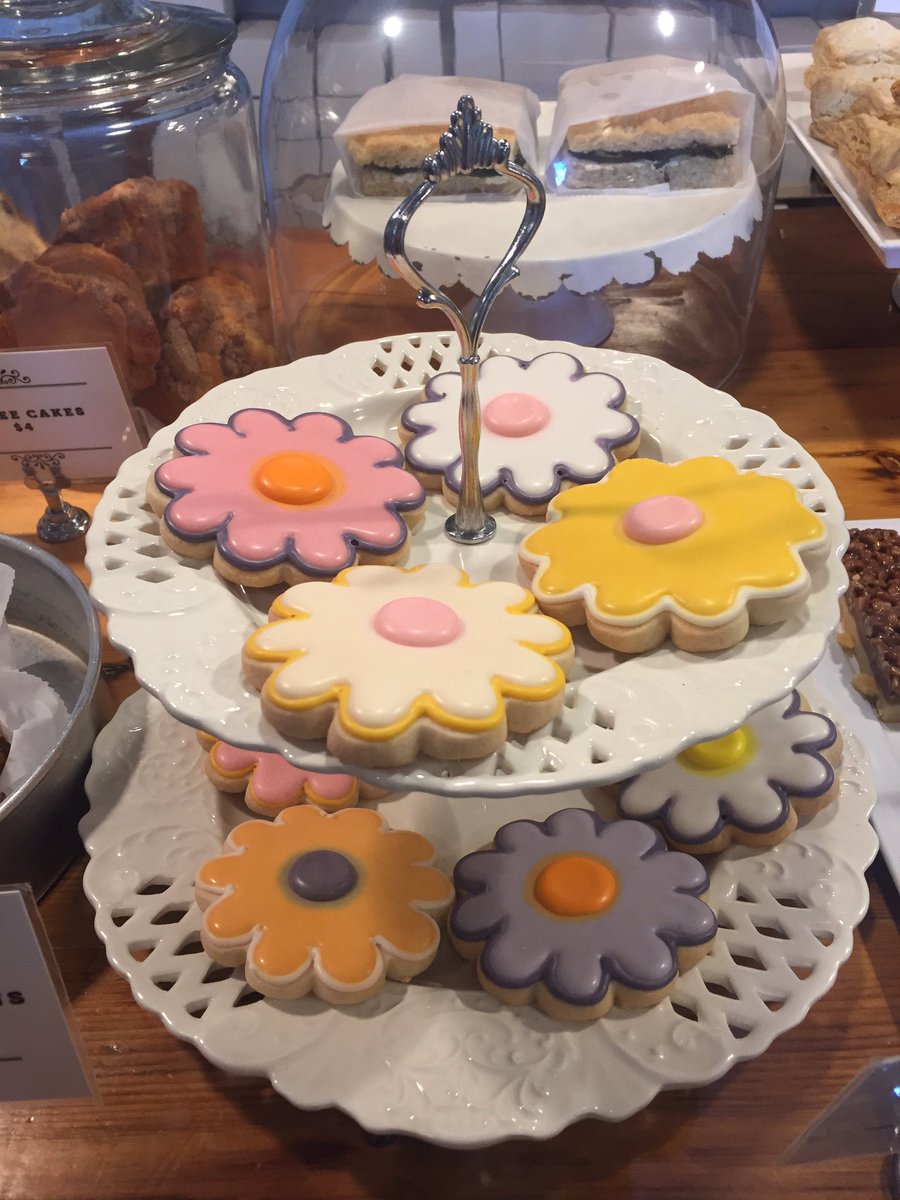 CocoaBakeryJC's tweet photo. Spring flowers!!! π#rememberspring #cookiesnow #decoratedcookies #flowers https://t.co/AvN0y42voc