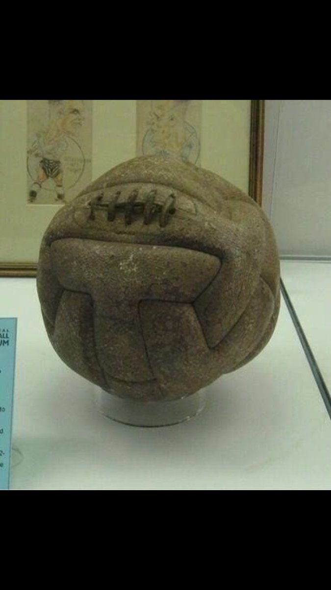 Футбольный мяч, использованный в финале первого Чемпионата мира в 1930-м году.