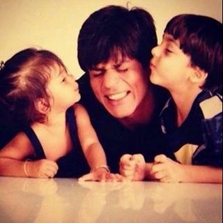 Fever FM Chennai (@fever_919fm) on Twitter photo There's a reason why <a href="/iamsrk/">Shah Rukh Khan</a> is called the King of Hearts! The picture pretty much explains it! There's a reason why <a href="/iamsrk/">Shah Rukh Khan</a> is called the King of Hearts! The picture pretty much explains it!