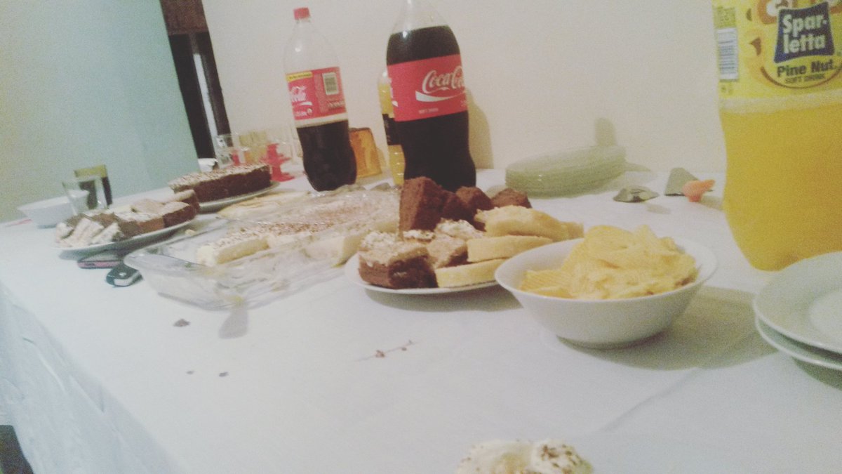 VulaC's tweet photo. Birthday parry times.phoemps hava blast bro. #party #goodtimes #bday #cakes #desserts #andfuninthemoon https://t.co/bfOTud7vfX