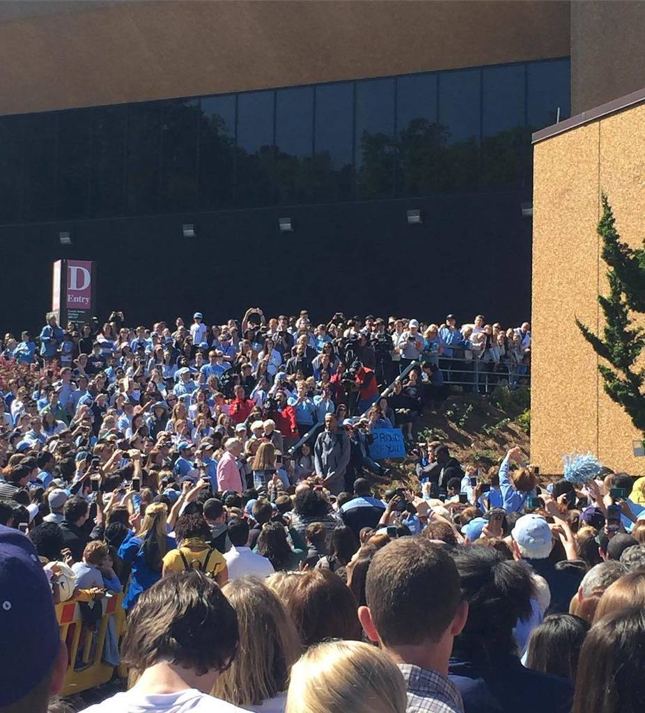 UNC_Basketball's tweet image. Incredible welcome home from Tar Heel Nation. Thank you! #GoHeels ift.tt/1SywF7R