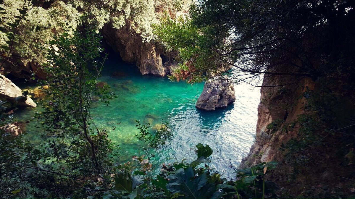 liguriastrip's tweet photo. Oggi siamo andati ad esplorare la caletta di #Lerici. https://t.co/lj07SYRp4e