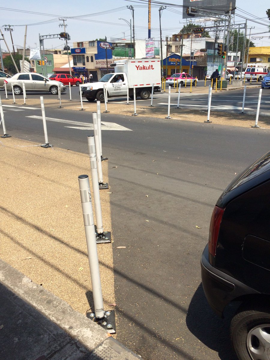 NaviBravo's tweet photo. @amovil_cdmx paso peatonal peligroso coches pasan por él área peatonal @trafico889 Calz. Ermita izt y vía láctea https://t.co/QJnhGM1mw9