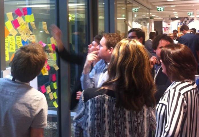 hellosmile_nl's tweet photo. 60 studenten denken tijdens een innovationdinner mee over hoe we de patiënt nóg beter kunnen helpen #saxioninnoveert https://t.co/GUmqZxFs01