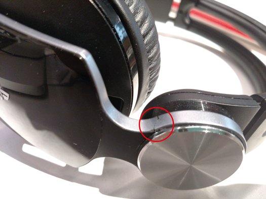 edujedii's tweet image. This is what happens when you buy something from @PlayStation @Sony $150 for a headset made with a shitty material.