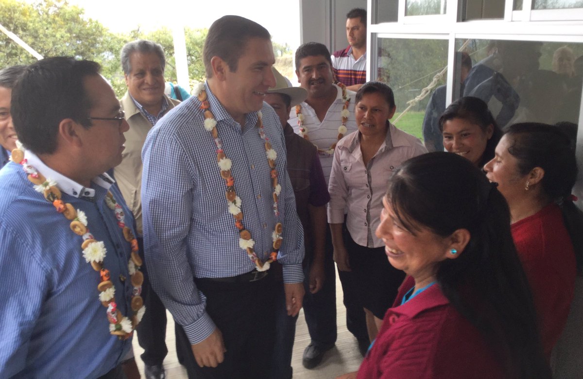 RafaMorenoValle's tweet photo. Estoy en una reunión de trabajo con habitantes de la junta auxiliar de #Tatoxcac. #Zacapoaxtla #Puebla https://t.co/8e70tn4ur5