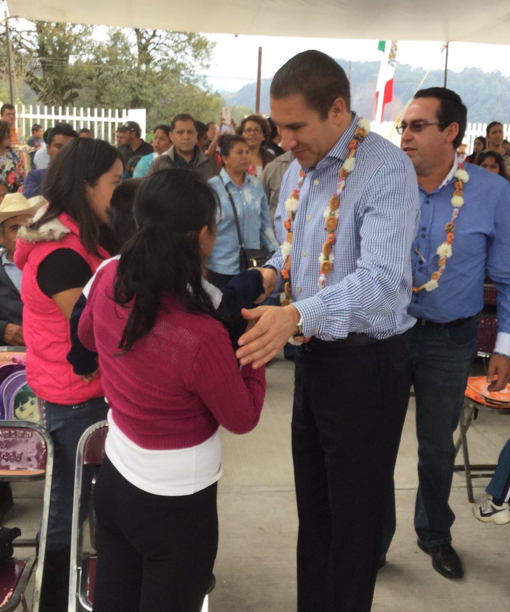 RafaMorenoValle's tweet photo. Estoy en una reunión de trabajo con habitantes de la junta auxiliar de #Tatoxcac. #Zacapoaxtla #Puebla https://t.co/8e70tn4ur5