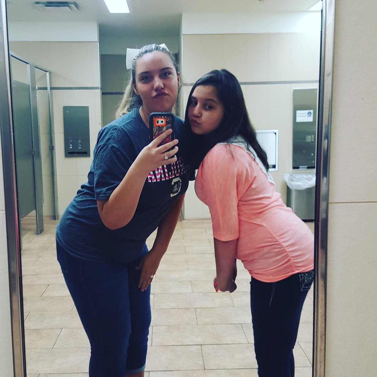 Alexys_Duncan's tweet photo. Me and my sister😙😙 https://t.co/dpCHljjcAO