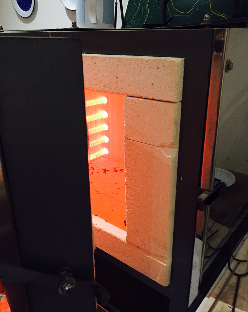 design_kate's tweet photo. Late night firing #bitsleepy #vitreousenamel https://t.co/oiN7G939C9